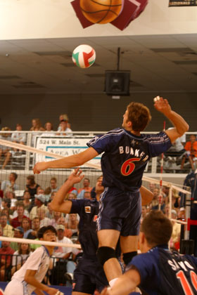 Courtesy of USA Volleyball ВОЛЕЙБОЛ. Игра у сетки Courtesy of USA Volleyball ВОЛЕЙБОЛ. Игра у сетки