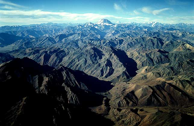 IGDA/Pubbliaerfoto     АКОНКАГУА – высочайшая горная вершина в Андах и в Западном полушарии (Аргентина). Покрыта вечными снегами и ледниками.