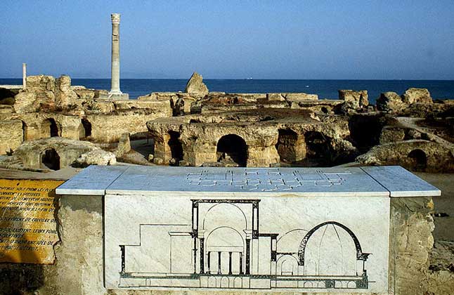  IGDA/M. Bertinetti     РАЗВАЛИНЫ ТЕРМ на месте древнего города Карфагена (Тунис) датируются временем правления римского императора Антония Пия (138–161 н.э.).
