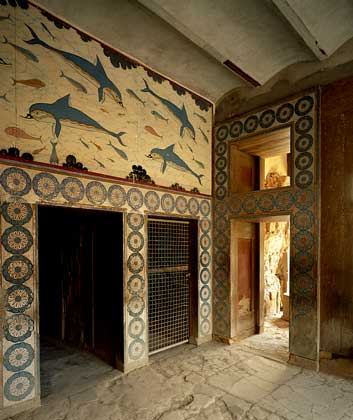  МЕГАРОН ЦАРИЦЫ украшают цветные фрески с изображением играющих дельфинов.     IGDA/G. Dagli Orti