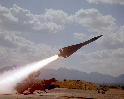  US ARMY     «ХОУК» – ракета мобильного базирования класса «земля – воздух» с радиолокационной системой наведения