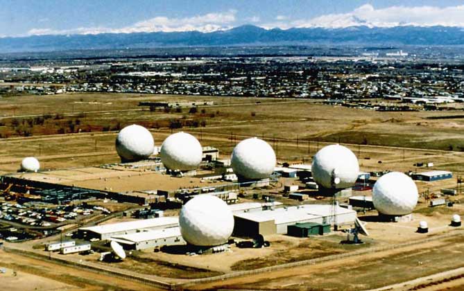  NORAD     В СИСТЕМУ ПВО североамериканского континента входит сеть РЛС слежения, одна из которых показана на снимке (Шемья, Аляска).
