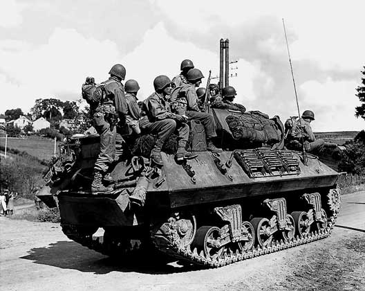 U.S. Army Photograph     ТАНК М-60 и американская пехота во Второй мировой войне.
