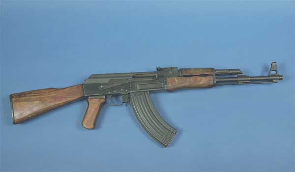 АВТОМАТ КАЛАШНИКОВА АК-47 (калибр 7,62 мм, длина 870 мм, масса 3,8 кг, емкость магазина 30 патронов).