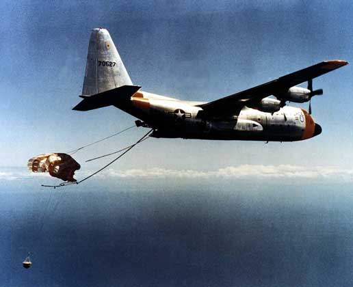  Lockheed Martin     ПЕРВАЯ АМЕРИКАНСКАЯ ПРОГРАММА возвращения фотопленок с разведывательных спутников (Corona). Самолет C-130 ВВС США с тралом и лебедками для захвата возвращаемой капсулы с пленкой.