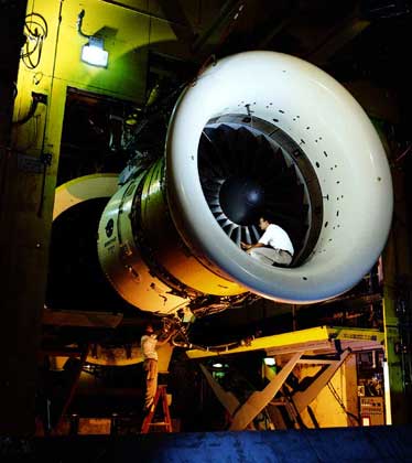  Pratt & Whitney     ТУРБОВЕНТИЛЯТОРНЫЙ ДВИГАТЕЛЬ PW 4084 компании «Пратт-Уитни» – воздушно-реактивный двигатель, вобравший в себя новейшие достижения аэрокосмической технологии, – подвергается визуальной проверке перед летным испытанием.
