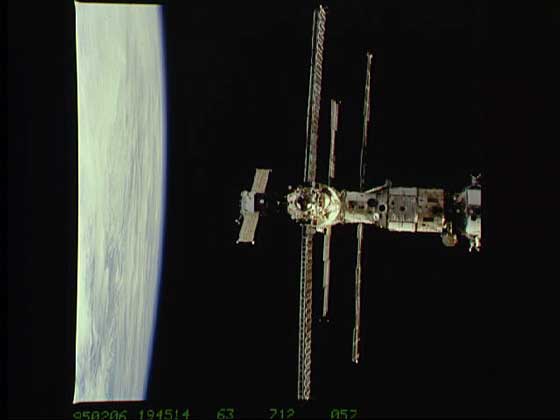  NASA     РОССИЙСКАЯ КОСМИЧЕСКАЯ СТАНЦИЯ «МИР» перед стыковкой с многоразовым космическим кораблем «Атлантис» в июне 1995.