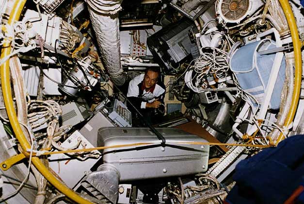  NASA     ПОСЛЕ СТЫКОВКИ КОРАБЛЕЙ американец Ч.Прекурт вплывает из «Атлантиса» в «Мир» во время исторического одиннадцатидневного полета пяти американских и пяти российских космонавтов.