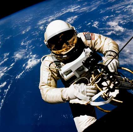  NASA     АМЕРИКАНСКИЙ КОСМОНАВТ Э.УАЙТ в открытом космосе (полет «Джемини-4»).