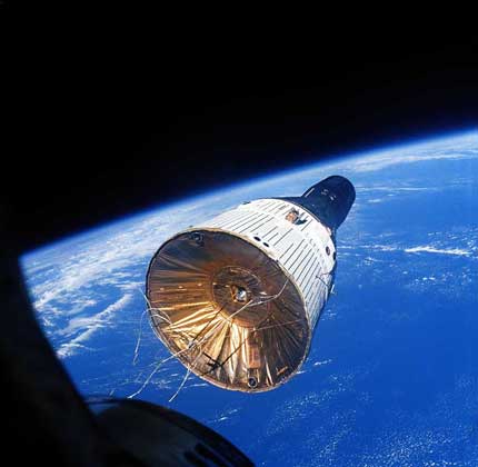  NASA     СБЛИЖЕНИЕ «ДЖЕМИНИ-7» И «ДЖЕМИНИ-6» на высоте ок. 260 км.