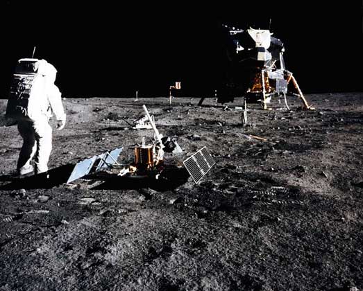  NASA     Э.ОЛДРИН НА ЛУНЕ вблизи посадочно-взлетного блока «Игл» (экспедиция «Аполлон-11»).