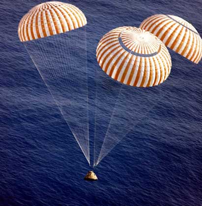  NASA     ОТСЕК ЭКИПАЖА «Аполлона-17» перед приводнением, завершающим последний полет с высадкой на Луне по программе «Аполлон».