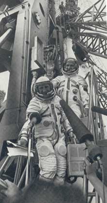 А.ЛЕОНОВ И В.КУБАСОВ перед полетом на «Союзе-19»
