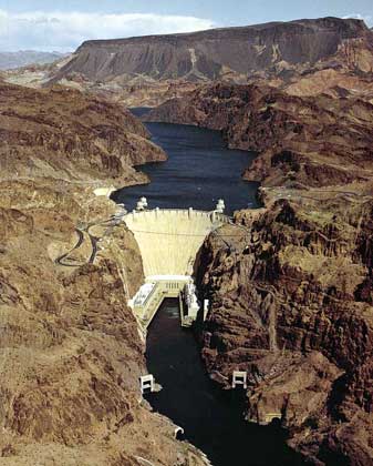  U.S. Department of the Interior, Bureau of Reclamation     ПЛОТИНА ГЭС им. Гувера высотой 221 м, перекрывает р. Колорадо. С ее помощью контролируются паводки, осуществляется ирригация земель и обеспечивается работа ГЭС.