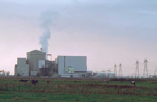  IGDA/B. Amnebicque     АЭС в Блейяре (Франция).