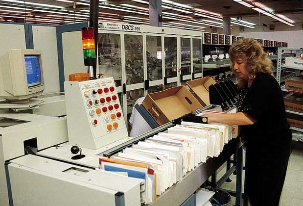 U.S. Postal Service     ПИСЬМОСОРТИРОВОЧНАЯ МАШИНА с высокой скоростью сортирует почтовую корреспонденцию и размещает ее в порядке, соответствующем маршруту доставки.