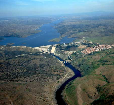  IGDA/Pubbliaerfoto     ПЛОТИНА ГЭС и водохранилище на р. Тахо (Испания).