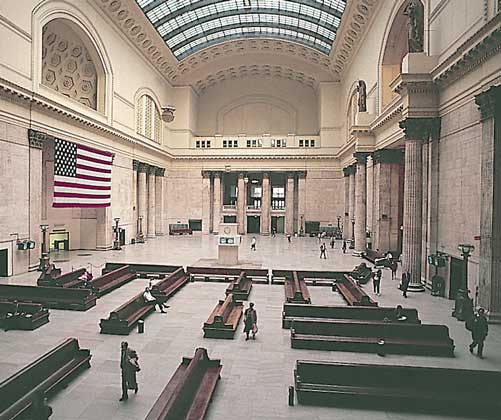  IGDA/S. Vannini     ЮНИОН-СТЭЙШН – главный железнодорожный вокзал Чикаго.
