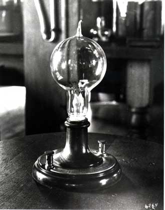  Edison National Historic Site, U.S Department of the Interior, National Park Service     ПЕРВАЯ ЛАМПА НАКАЛИВАНИЯ – копия лампы, изобретенной Т. Эдисоном в 1879. Нить накала лампы, полученная обугливанием хлопковой нитки, светила в течение 40 ч.