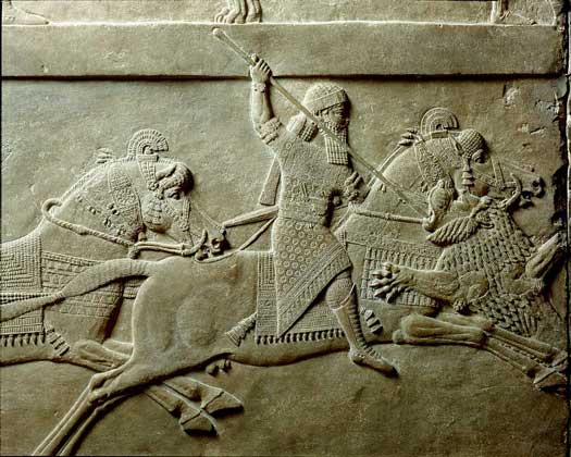 IGDA/G. Nimatallah     АШШУРБАНИПАЛ охотится на льва (барельеф из Ниневии).