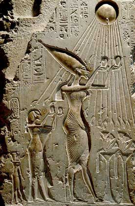  IGDA/A. Dagli Orti     ЭХНАТОН (Амнхотеп IV), 10-й египетский фараон 18-й династии (правил ок. 1353–1336 до н.э.) поклоняется богу Атону, который изображен в виде солнечного диска. Египетский музей, Каир.
