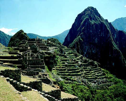  МАЧУ-ПИКЧУ – знаменитый город инков, расположенный в Перу между двумя горными вершинами, был обнаружен в 1911.    IGDA/G. Dagli Orti