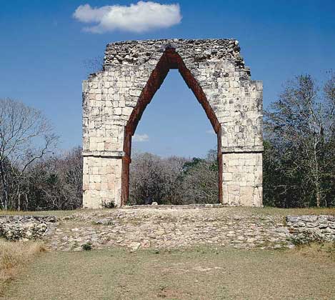 КОНИЧЕСКАЯ АРКА – характерная деталь майяской архитектуры.   IGDA/G. Dagli Orti