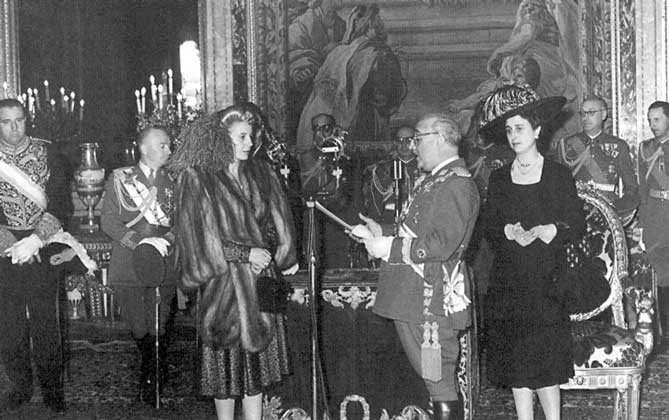 ЦЕРЕМОНИЯ НАГРАЖДЕНИЯ. Франсиско Франко награждает Еву Перон, 9 июня 1947