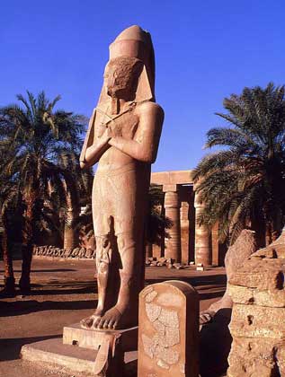  IGDA/G. Sioen     РАМСЕС II (статуя из храма Амона в Карнаке).