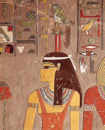  IGDA/G. Dagli Orti     ИЗОБРАЖЕНИЕ ДРЕВНЕЕГИПЕТСКОЙ БОГИНИ НЕБА ХАТОР на внутренней стене гробницы египетского фараона Хоремхеба (ок. 1337–1307 до н.э.) в Долине царей. В Фивах Хатор считалась покровительницей умерших.