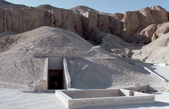  IGDA/G. Sioen     ФИВЫ. Вход в гробницу египетского фараона Тутанхамона (правил ок. 1351–1342 до н.э.) в Долине Царей близ Фив.