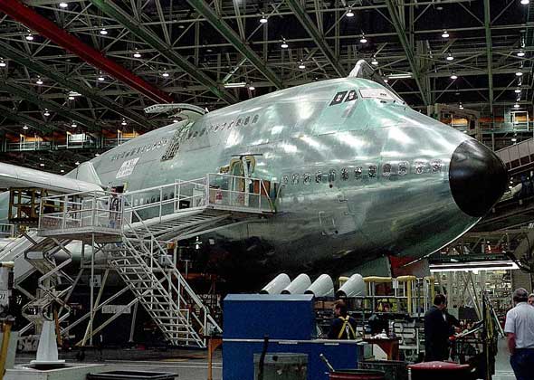  IGDA/G. Sioen     ПАССАЖИРСКИЙ ЛАЙНЕР «Боинг-747» в сборочном цеху самолетостроительного завода Сиэтла.