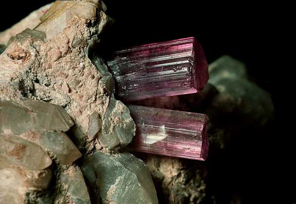  IGDA/C. Bevilacqua     КРИСТАЛЛЫ розового турмалина – рубеллита – в естественном местонахождении.