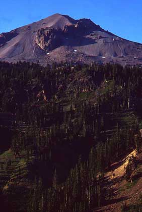  IGDA/G. Sioen     ВЕРШИНА ВУЛКАНА ЛАССЕН-ПИК (Каскадные горы, США), последние извержения которого происходили в 1914–1921. Однако термальные источники и грязевые гейзеры свидетельствуют о его активности.