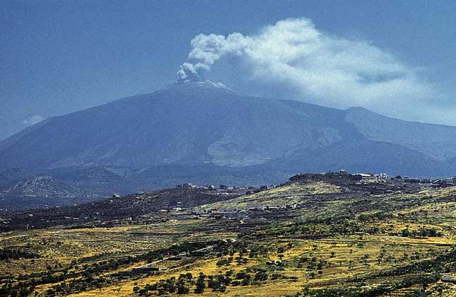  IGDA/M. Leigheb     ИЗВЕРЖЕНИЕ ВУЛКАНА ЭТНА на Сицилии, одного из самых знаменитых вулканов мира.После 1500 зарегистрировано более 100 его извержений.