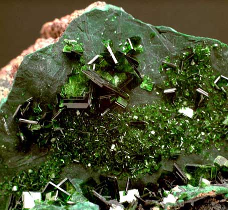  IGDA/G. Cigolini     МАЛАХИТ – основной карбонат меди, имеет окраску от светлозеленой до темнозеленой.