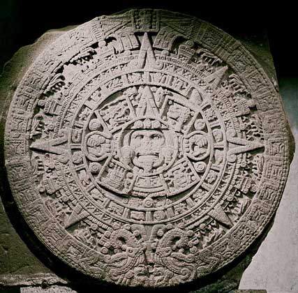 КАЛЕНДАРНЫЙ КАМЕНЬ АЦТЕКОВ на базальтовой плите размером 3,6 м был обнаружен в Мексике отрядом Кортеса в 1519. В центре изображено Солнце, окруженное двадцатью днями месяца. IGDA/G. Dagli Orti