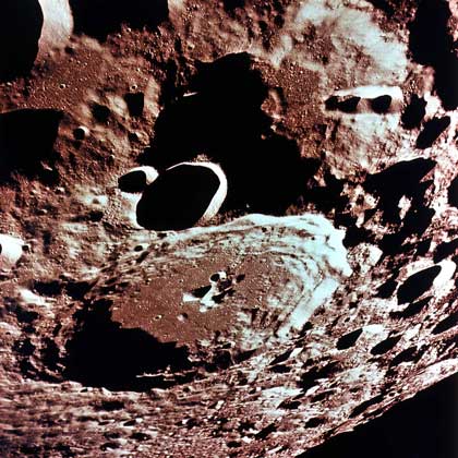   NASA     КРАТЕРЫ на обратной стороне Луны, сфотографированные с «Аполлона-11».