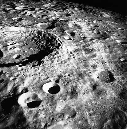  NASA     ПОВЕРХНОСТЬ ЛУНЫ, сфотографированная во время полета «Аполлона-8». Кратеры на поверхности вызваны падением метеоритов.