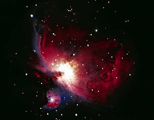  Atlas Edition's Files     БОЛЬШАЯ ТУМАННОСТЬ В ОРИОНЕ, сфотографированная в инфракрасных лучах. Эта туманность видна невооруженным глазом в Мече Ориона. Она состоит из газа и пылевых частиц, которые освещаются звездой q  Ориона, погруженной в туманность.