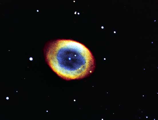  Atlas Edition's Files     ТУМАННОСТЬ КОЛЬЦО В ЛИРЕ – типичная планетарная туманность, светящаяся под действием ультрафиолетового излучения горячей звезды, расположенной в центре газовой оболочки.