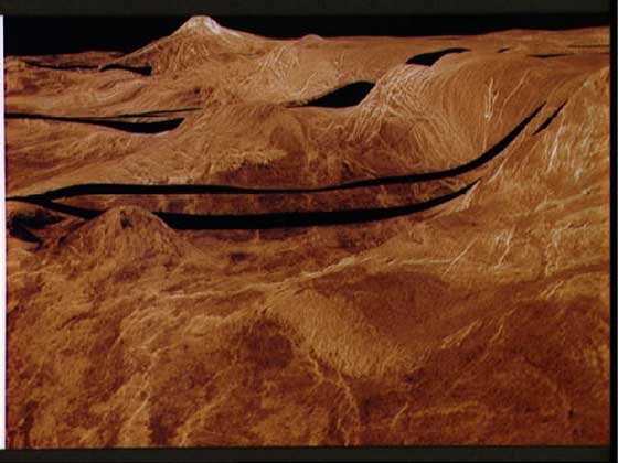  NASA     ПОВЕРХНОСТЬ ВЕНЕРЫ, представленная в условных цветах и перспективной проекции по данным радара космического зонда «Магеллан». Гора Дану (вдали у горизонта) возвышается над плато на 1,5 км.