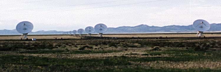 РАДИОТЕЛЕСКОП VLA Национальной радиоастрономической обсерватории в Сокорро (шт. Нью-Мексико, США) состоит из 27 параболических антенн. Эта система может изучать небо с высоким угловым разрешением. Каждая такая антенна имеет диаметр 25 м и весит 235 т.
