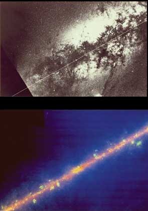 NASA     УЧАСТОК МЛЕЧНОГО ПУТИ, сфотографированный наземным оптическим телескопом (вверху) и инфракрасным телескопом спутника IRAS (внизу).