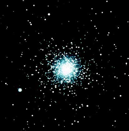  © DeA Picture Library/R. Casnati     ШАРОВОЕ ЗВЕЗДНОЕ СКОПЛЕНИЕ M3 содержит около полумиллиона звезд