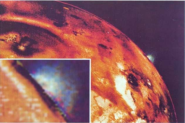 NASA     ИО, спутник Юпитера размером с Луну имеет множество извергающихся вулканов и самую геологически активную поверхность в Солнечной системе.