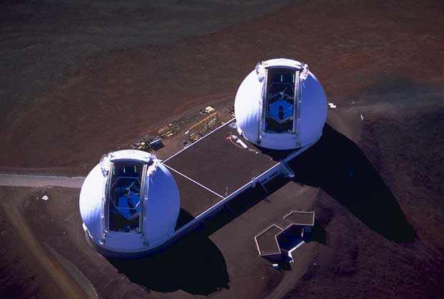ТЕЛЕСКОПЫ КЕК I И II находятся на вершине древнего вулкана Мауна-Кеа на острове Гавайи. В отличие от обычных оптических телескопов с монолитными зеркалами, у этих телескопов зеркала составлены из 36 шестиугольных сегментов каждое. Эти зеркальные мозаики образуют крупнейшие в мире оптические системы; каждая из них эквивалентна по площади одному зеркалу диаметром 10 м.