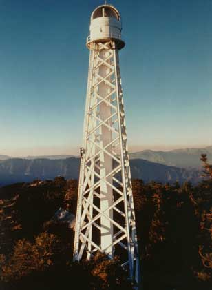 ВЕРТИКАЛЬНЫЙ СОЛНЕЧНЫЙ ТЕЛЕСКОП высотой 40 м в обсерватории Маунт-Вилсон (США).