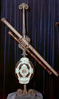  IGDA     ДВА ТЕЛЕСКОПА ГАЛИЛЕЯ на музейной подставке (Флоренция). Ниже, в центре виньетки, – разбитый объектив первого телескопа Галилея.