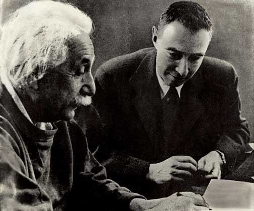  IGDA     АЛЬБЕРТ ЭЙНШТЕЙН, выдающийся физик 20 в. (слева на снимке вместе с Р.Оппенгеймером).